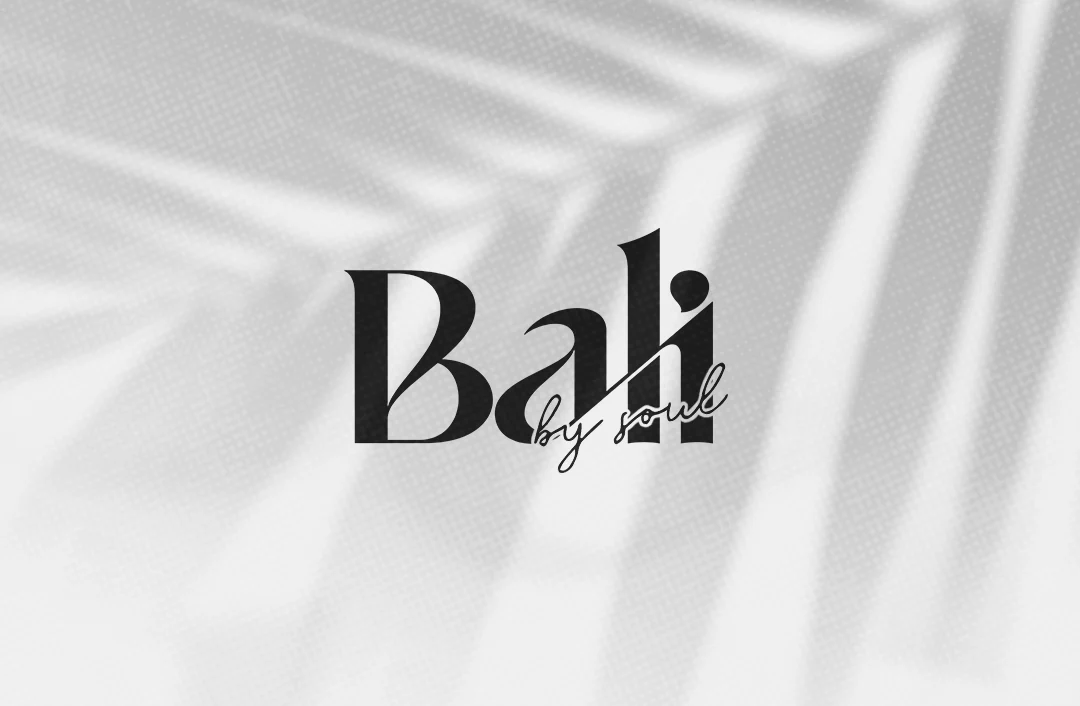 Identidad visual de Bali by Soul: el lockup 'Bali by soul' sobre una textura clara con sombra de palmera.