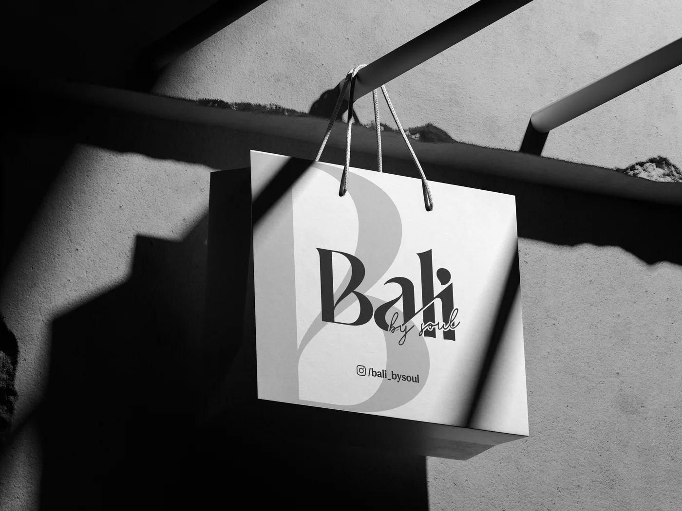Bolsa de papel de Bali by Soul con el logotipo estampado, en un mockup de estudio.