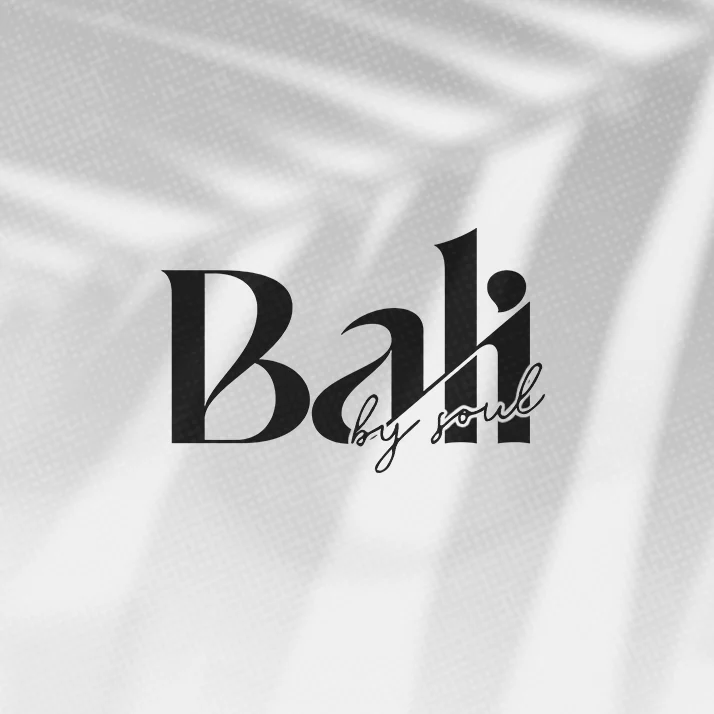 Identidad de marca Bali by Soul: el lockup 'Bali by soul' sobre textura clara.